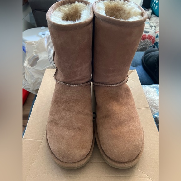 Authentic Uggs classic short - Picture 2 of 4